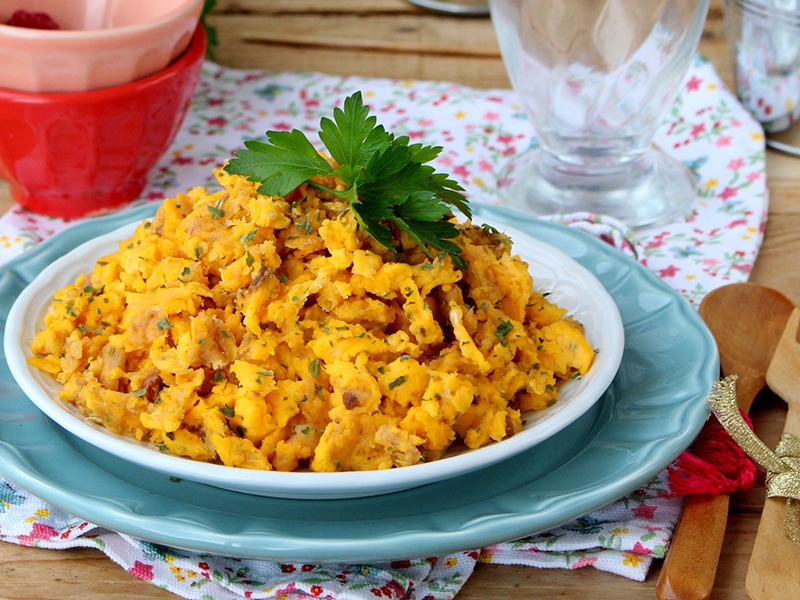 Ovos Mexidos com Alheira e Ervas Aromáticas